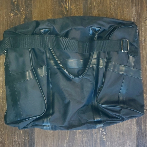 ✈ LIMITED TIME SALE! KENNETH COLE DUFFEL ✈ - Picture 2 of 3